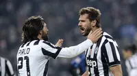 Pemain Juventus Andrea Pirlo dan Fernando Llorente rayakan gol ke gawang Atlanta (REUTERS/Giorgio Perottino)