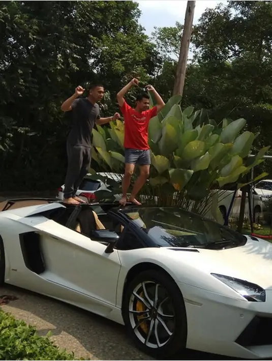 Melalui media sosial, Raffi Ahmad mengklarifikasi terkait kabar yang menyebut tidak membayar pajak pada mobil mewahnya. Ayah satu anak itu juga menegaskan bahwa ia dan keluarganya adalah warga negara yang taat pajak. (Instagram/raffinagita1717)