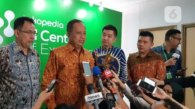 Menristekdikti  Mohamad Nasir bersama Co-Founder sekaligus CEO Tokopedia William Tanuwijaya di Kampus UI Depok, Kamis (28/3/2019). Liputan6.com/Agustin Setyo W