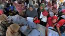 Para ibu mengurus pembuatan Kartu Identitas Anak (KIA) yang digelar Disdukcapik Kota Depok di Kantor Kecamatan Cinere, Depok, Jawa barat, Rabu (2/10/2019). Ratusan emak-emak menyerbu pelayanan gratis ini sebagai syarat administrasi anak masuk tahun ajaran baru. (merdeka.com/Arie Basuki)