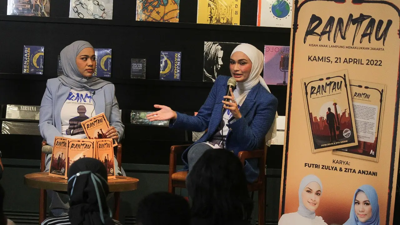 Futri Zulya dan Zita Anjani meluncurkan novel Rantau