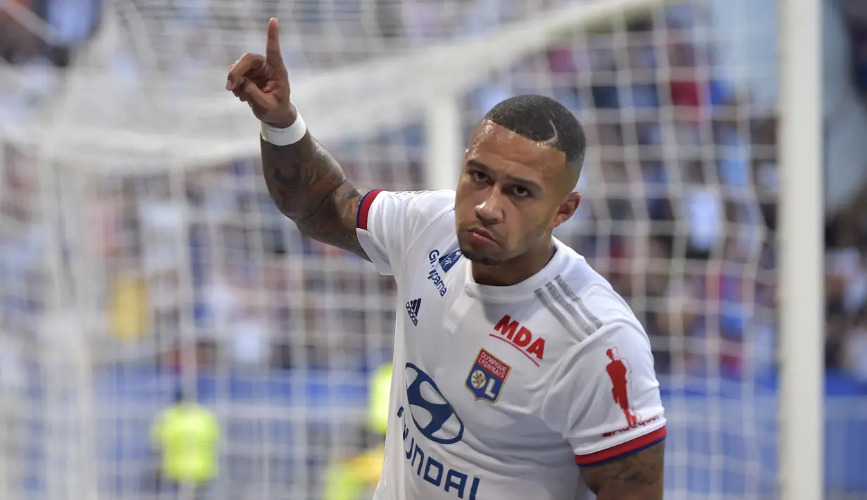 4. Memphis Depay - Pemain berusia 26 tahun ini dikenal sebagai striker yang cerdik dan pandai memecah konsentrasi pertahanan lawan. Depay sendiri telah menyumbangkan enam gol untuk Lyon di Liga Champions. (AFP/Romain Lafabregue)