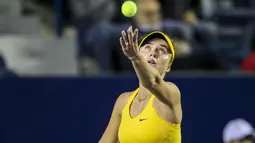 Petenis Ukraina Elina Svitolina bersiap melakukan servis bola saat melawan Anastasia Potapova dari Rusia pada turnamen WTA Monterrey di Monterrey, Meksiko, 1 Maret 2022. Elina Svitolina, unggulan utama turnamen ini, berhasil menyingkirkan Anastasia Potapova dengan skor 6-2 6-1. (AP Photo)