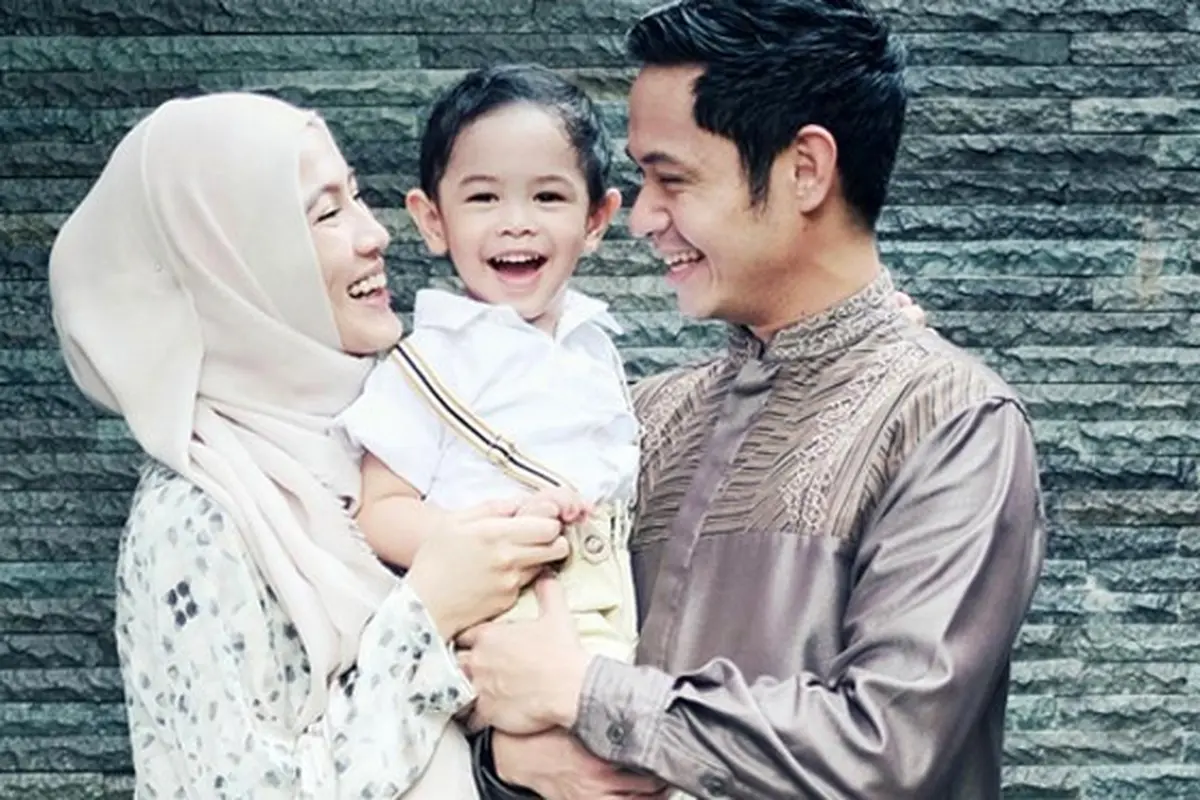 Dude Harlino dan Alyssa Soebandono tampil kompak. (Instagram/ichasoebandono)