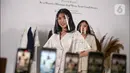Model berpose saat memperagakan busana rancangan Audrey Theola bertema Wonder Woman melalui siaran langsung secara streaming di Jakarta, Sabtu (24/10/2020). Fashion show virtual menjadi salah satu siasat yang dilakukan pelaku industri mode ketika peragaan busana. (Liputan6.com/Faizal Fanani)