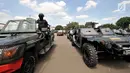 Prajurit TNI mengendarai kendaraan amfibi saat Apel Patroli Skala Besar TNI-Polri di JIExpo, Kemayoran, Jakarta, Minggu (14/4). TNI dan POLRI siap mengamankan pelaksanaan Pemilu serentak  17 April 2019 mendatang dengan menjamin keamanan masyarakat sampai ke TPS. (merdeka.com/Iqbal S. Nugroho)