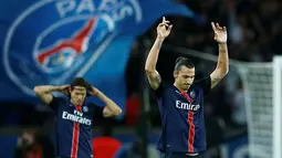 Pemain Paris St Germain Zlatan Ibrahimovic merayakan golnya dalam lanjutan Liga 1 Perancis di Parc des Princes stadium,Paris, Minggu (04/10/2015). PSG menang 2-1.  (EPA/Etirnne Laurent)