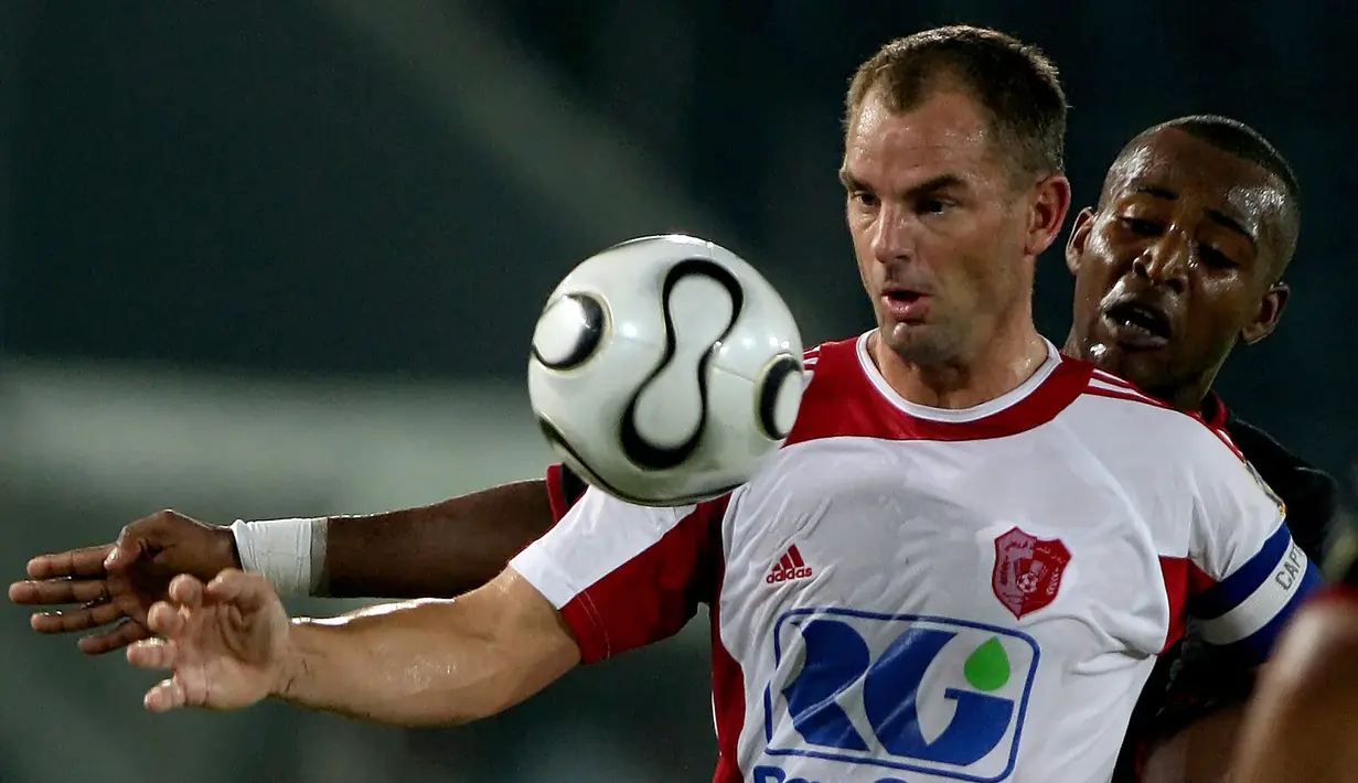 Ronald de Boer. Saudara kembar dari Frank de Boer yang berposisi sebagai sayap kanan ini sempat menjadi andalan Ajax Amsterdam, Twente dan Barcelona mulai musim 1987/1988 hingga 1999/2000. Setelah sempat membela Glasgow Rangers selama 4 musim pada 2000/2001 hingga 2003/2004, ia melanjutkan karier di Qatar Stars League bersama dua klub, Al Rayyan (2004/2005) dan Al Shamal (2005/2006 hingga 2007/2008). Bersama Al Rayyan ia total tampil dalam 23 laga dengan torehan 3 gol, sementara bersama Al Shamal ia tampil dalam 56 laga dengan torehan 8 gol, hingga memutuskan pensiun pada Maret 2008. (AFP/Karim Jaafar)