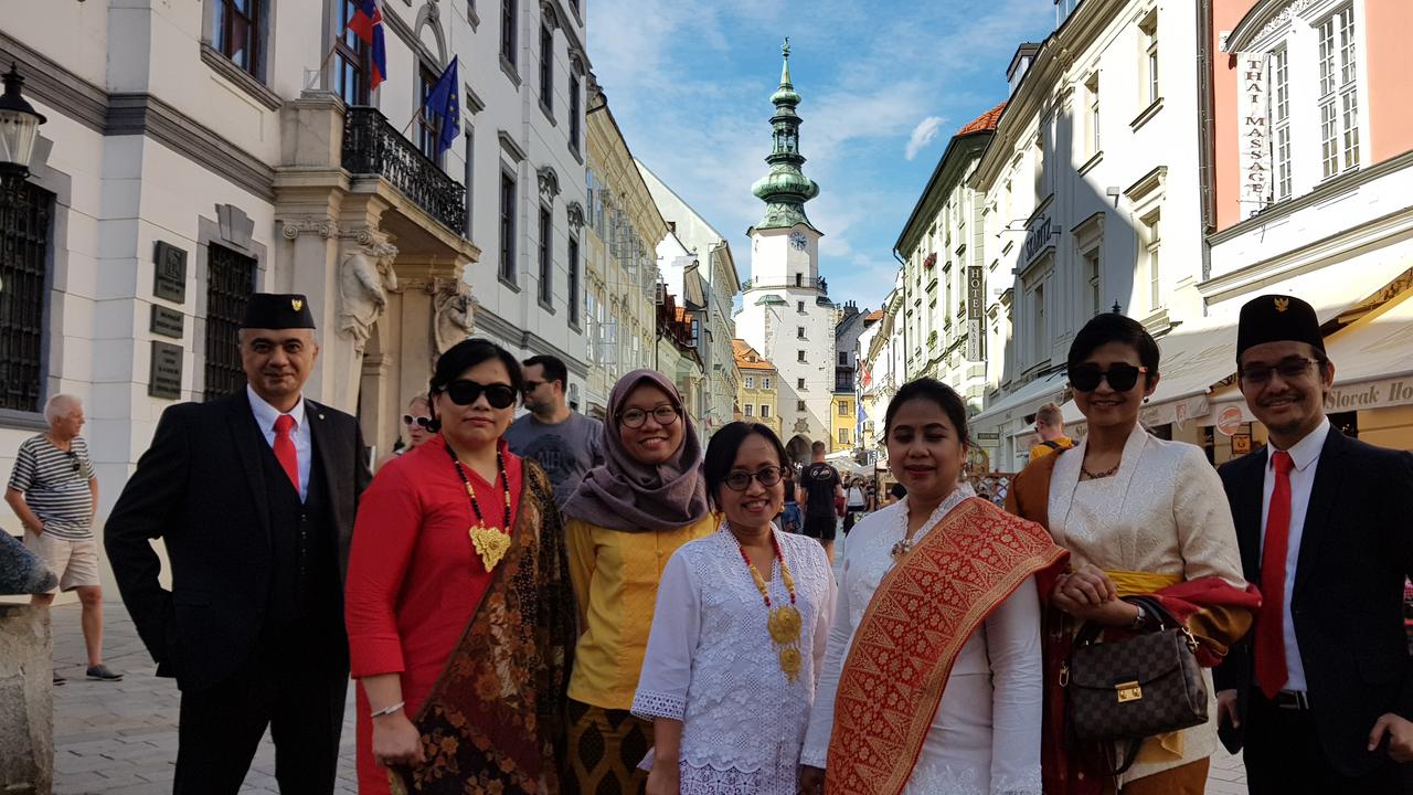 Baju Nasional Dikenakan WNI di Bratislava (Liputan6.com/KBRI Slowakia)