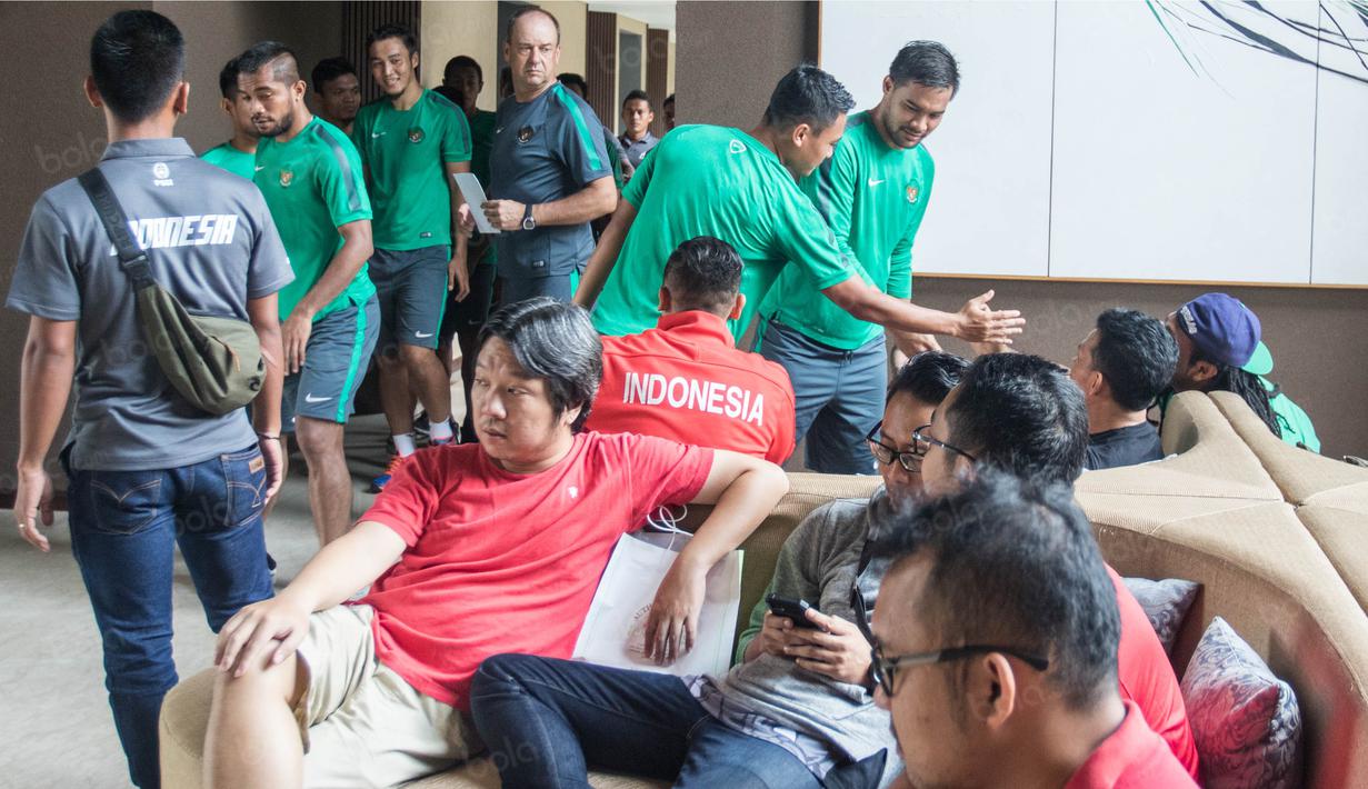Sejumlah pemain Timnas Indonesia menyempatkan diri menyapa rekan-rekannya yang berada di lobi Hotel Aston Sentul, Jawa Barat, Rabu (14/12/2016). (Bola.com/Vitalis Yogi Trisna)