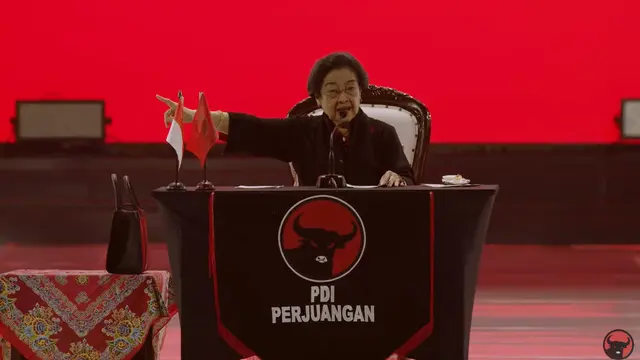 Ketua Umum PDIP Megawati Soekarnoputri menyampaikan pidato politik dalam pembukaan Rakernas ke-5 PDIP di Beach City International Stadium Ancol, Jakarta, pada Jumat (24/5/2024).