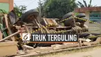 Sebuah truk Fuso terguling kedalam kolam di kawasan Cakung, Jakarta Timur.