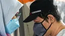 Warga menerima vaksinasi COVID-19 Sinovac di Terowongan Kendal, Jakarta Pusat, Jumat (30/7/2021). Sebanyak 600 dosis disiapkan untuk masyarakat pengguna transportasi publik di kawasan integrasi Commuter Line, kereta bandara, dan Transjakarta tersebut. (Liputan6.com/Faizal Fanani)