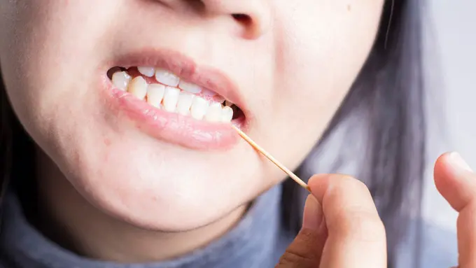 Bahaya Terlalu Sering Gunakan Tusuk Gigi
