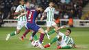 Pemain Barcelona, Robert Lewandowski, berusaha melewati pemain Real Betis pada laga Liga Spanyol di Estadi Olimpic Lluis Companys, Minggu (17/9/2023). Barca menang dengan skor 5-0. (AP Photo/Joan Monfort)