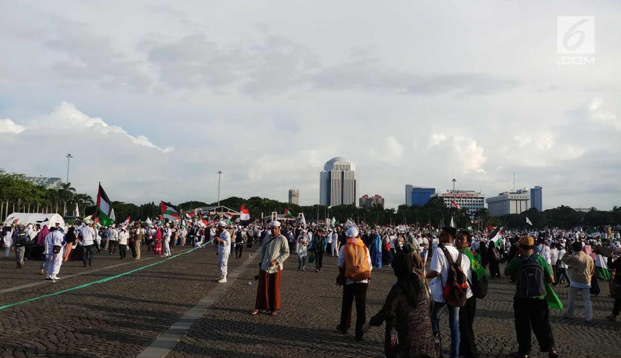 Suasana Aksi Bela Palestina di kawasan silang Monas, Jakarta, Minggu (17/12). Massa dari berbagai daerah ini datang atas ajakan Majelis Ulama Indonesia (MUI). (Liputan6.com)