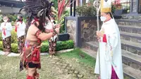 Salah satu prosesi adat Minahasa yang digelar sebelum Uskup Manado memimpin misa dalam Bahasa Tombulu.