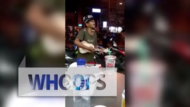 WHOOPS: Pengamen Ini Mendadak Terkenal Berkat Suara Emas yang Dimiliki
