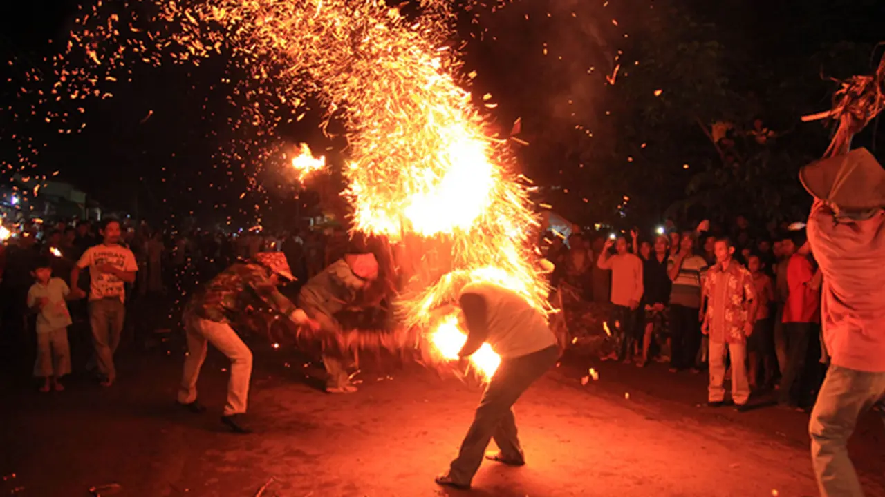 Meriahnya Tradisi Perang Obor di Kabupaten Jepara