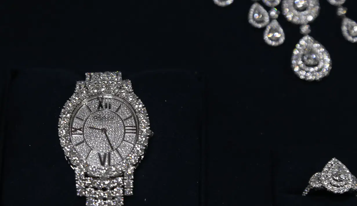Itu adalah hadiah yang luar biasa: kalung berlian, anting-anting yang serasi, jam tangan, dan cincin, semuanya bernilai $3.2 million atau sekitar Rp 4,91 miliar. (Photo by Miguel SCHINCARIOL / AFP)