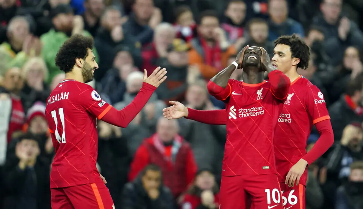 Pemain Liverpool Mohamed Salah (kiri) merayakan dengan rekan setimnya usai mencetak gol ke gawang Newcastle United pada pertandingan sepak bola Liga Inggris di Stadion Anfield, Liverpool, Inggris, 16 Desember 2021. Liverpool menang 3-1. (AP Photo/Jon Super)