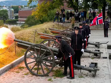 Angkatan Bersenjata Norwegia memberikan penghormatan kepada Raja Harald V melalui tembakan salvo kehormatan sebanyak 21 kali dari Benteng Akershus di Oslo Norwegia, Jumat, 28 Agustus 2026. (AFP/ NTB/ Fredrik Varfjell)