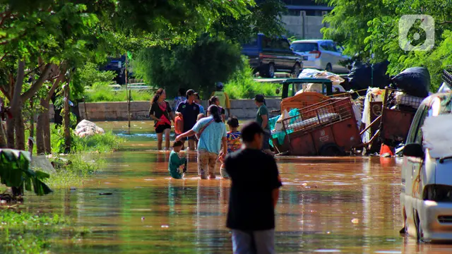 Jalan Raya Kayu Putih Banjir, Anak-Anak Bermain Air