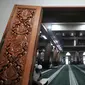 Penampakan daun pintu Masjid Agung Al-Barkah, Bekasi, Jawa Barat, Rabu (15/5/2019). Delapan daun pintu Masjid Agung Al-Barkah Bekasi terbuat dari kayu jati berukir kaligrafi yang mencerminkan delapan pintu menuju surga. (merdeka.com/Iqbal Nugroho)