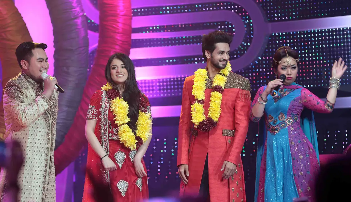 Di Pesta Bollywood, keseruan semakin tampak ketika Shakti Arora dan Radhika Madan berlaga di atas penggung bersama para host Irfan Hakim, Rina Nose, Gilang DIrga dan Ramzi. Studio pun dipenuhi para fansnya. (Deki Prayoga/Bintang.com)