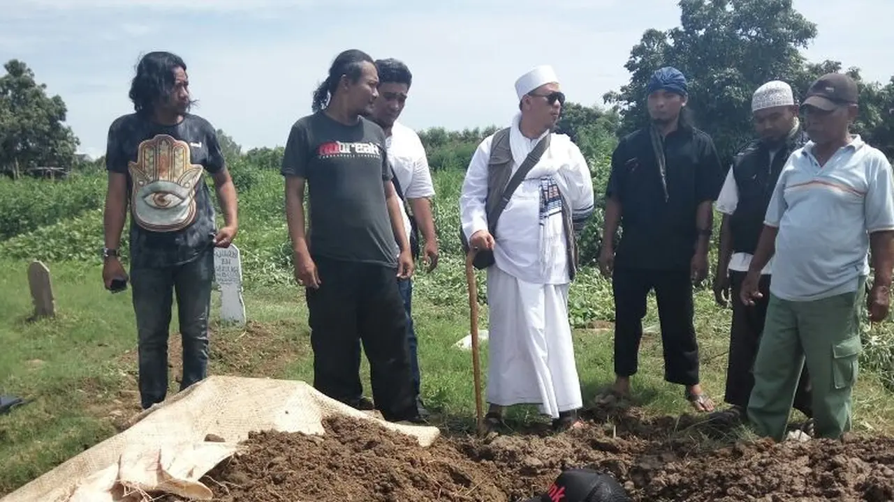[Bintang] Pemakaman istri Opick