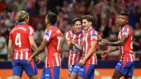 Penyerang Atletico Madrid asal Argentina #19, Julian Alvarez (2R), merayakan dengan rekan setimnya setelah mencetak gol ketiga timnya selama pertandingan sepak bola Liga Spanyol antara Club Atletico de Madrid dan Valencia CF di stadion Metropolitano di Madrid pada Minggu dini hari WIB (16/9/2024). (Pierre-Philippe MARCOU/AFP)