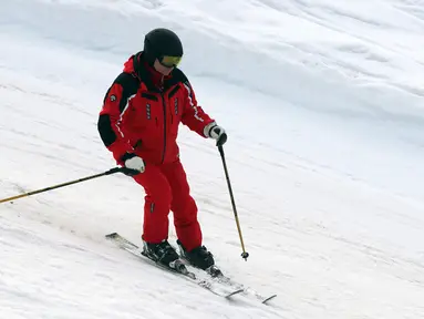 Aksi Presiden Rusia Vladimir Putin saat bermain ski di Gazprom Mountain Resort dekat resor Laut Hitam Sochi, Rusia, Rabu (13/2). (Mikhail KLIMENTYEV/SPUTNIK/AFP)