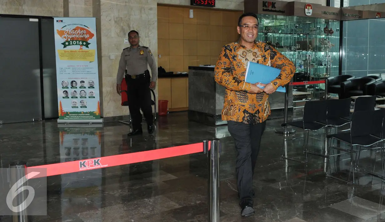 Teguh Juwarno berjalan meninggalkan gedung KPK usai menjalani pemeriksaan, Jakarta, Rabu (14/12). Anggota DPR RI dari fraksi PAN tersebut diperiksa terkait kasus dugaan korupsi proyek pengadaan e-KTP tahun 2011-2012. (Liputan.com6/Helmi Affandi)