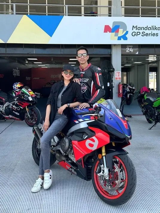 Darius mengaspal di Sirkuit Mandalika dalam acara Aprilia Experience. Mengaspal di sirkuit tersebut, Darius menggendarai motor supersport Aprilia RS 660. [Instagram/dagnesia]