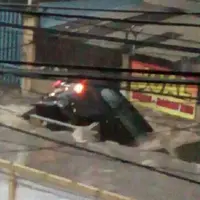 Mobil Avanza hitam raib saat banjir bandang kembali menerjang Kota Bandung, Rabu petang, 9 November 2016. (Liputan6.com/Kukuh Saokani)