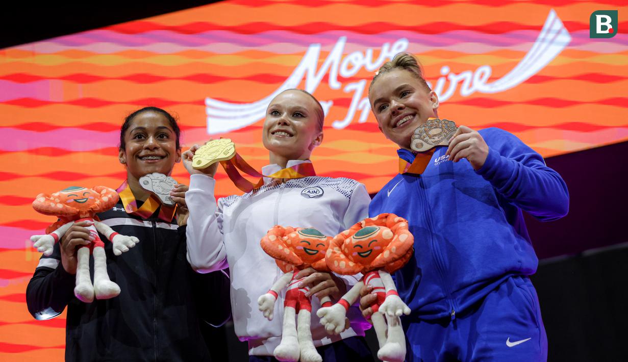 Pesenam asal Rusia sekaligus peraih medali emas, Angelina Melnikova (tengah) berfoto bersama dengan pesenam Kanada sekaligus peraih medali perak, Lia-Monica Fontaine (kiri) dan pesenam Amerika Serikat sekaligus peraih medali perunggu, Joscelyn Roberson saat podium aparatus putri nomor meja lompat Kejuaraan Dunia Gimnastik 2025 di Indonesia Arena, Senayan, Jakarta, Jumat (24/10/2025). (Bola.com/Bagaskara Lazuardi)
