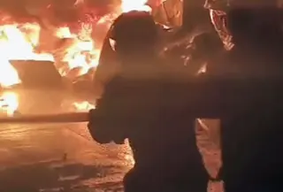 Sebagian besar material yang berada di dalam pabrik merupakan bahan yang mudah terbakar. (Liputan6.com/Pramita Tristiawati)