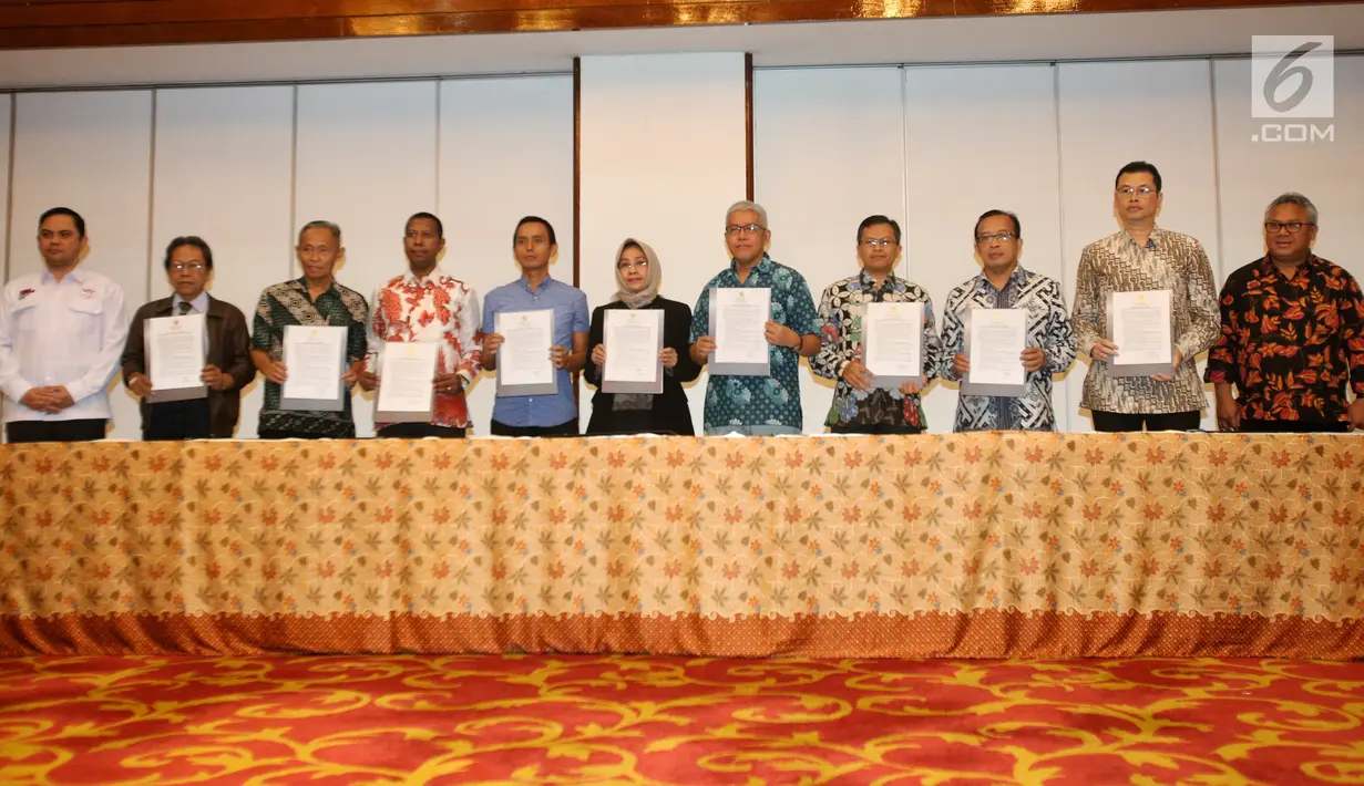 Ketua KPU Arief Budiman bersama panelis dan moderator debat keempat Pilpres 2019 memperlihatkan surat pakta integritas usai penandatanganan di Jakarta, Rabu (27/3). Penandatanganan pakta integritas ini merupakan bentuk komitmen menjaga independensi dan integritas debat. (Liputan6.com/Johan Tallo)