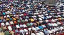 Sholat Jumat adalah aktivitas ibadah salat wajib yang dilaksanakan secara berjama'ah bagi lelaki muslim setiap hari Jumat yang menggantikan salat zuhur. (Liputan6.com/Angga Yuniar)