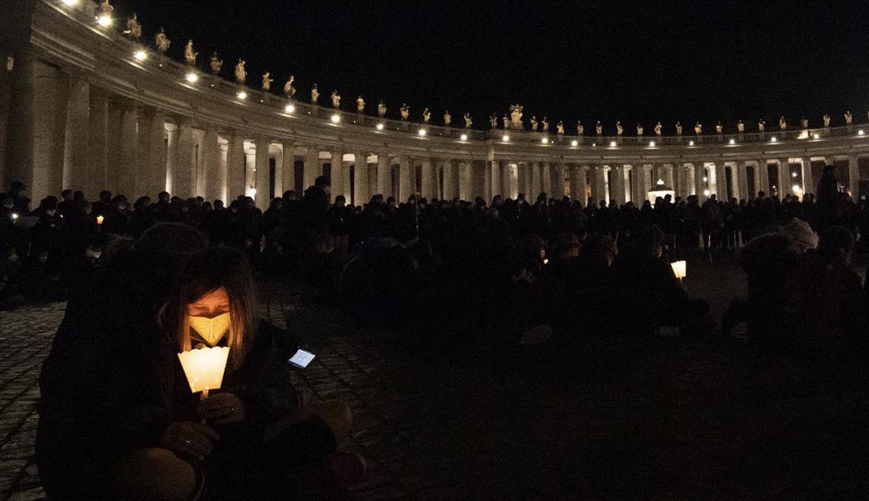 Orang-orang yang percaya berdoa untuk perdamaian Ukraina di Lapangan Santo Petrus, Vatikan, 2 Maret 2022. (Tiziana FABI/AFP)