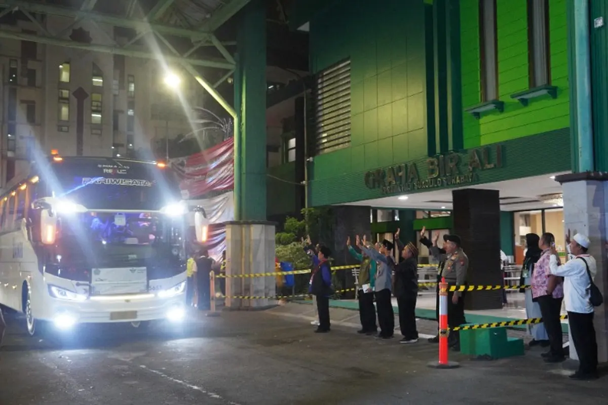 Proses pemberangkatan jemaah haji di AHES. (Foto: Kemenag Jatim) 