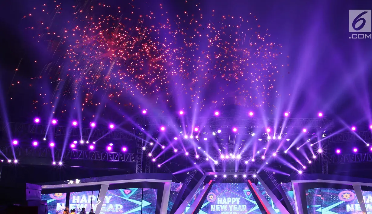 Kembang api menghiasi Konser Gempita 2018 di Pantai Karnaval Ancol, Jakarta, Senin (1/1). Dalam malam pergantian tahun menuju 2018, Sederet penyanyi serta band kenamaan tanah air meramaikan gelaran tersebut. (Liputan6.com/Herman Zakharia)