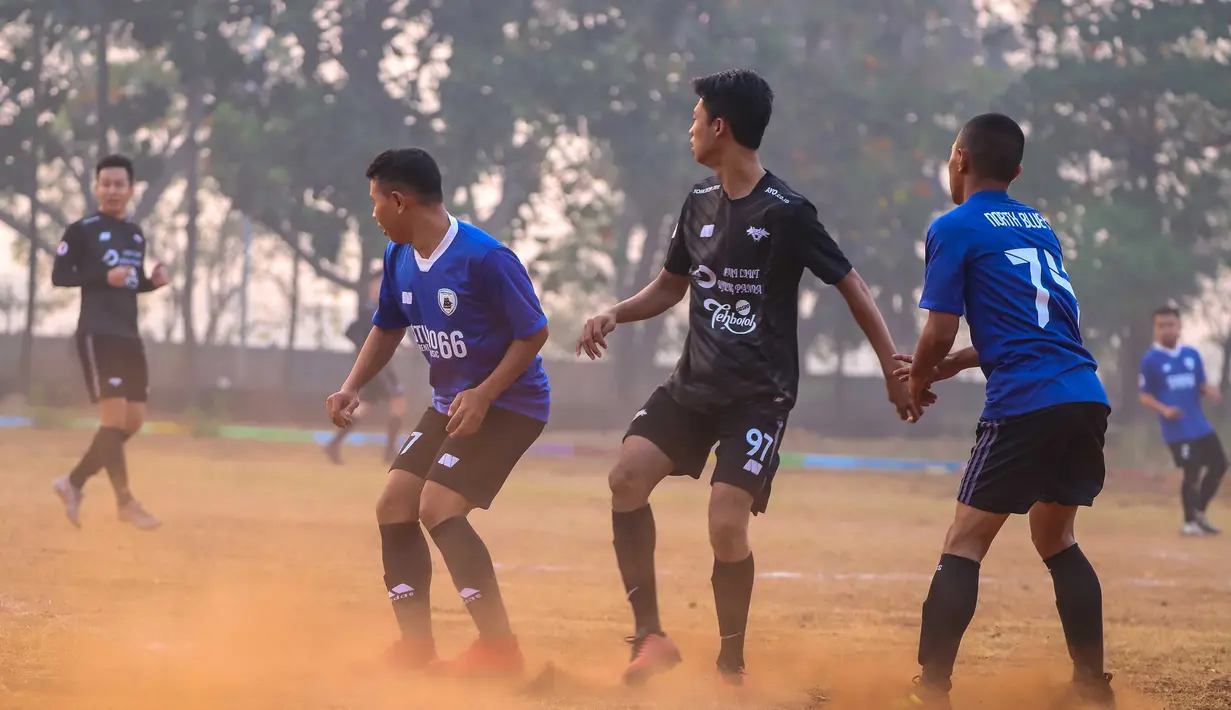 Pemain berebut bola saat laga Liga Ayo Jakarta 2019. (Liga Ayo)