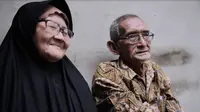 Kerukunan Martha Aroh Arih (71) yang beragama Islam bersama dengan suaminya, Karde Napiun atau Engkar (77) yang beragama Katolik. (Foto: Zulfikar Abubakar/Liputan6.com)