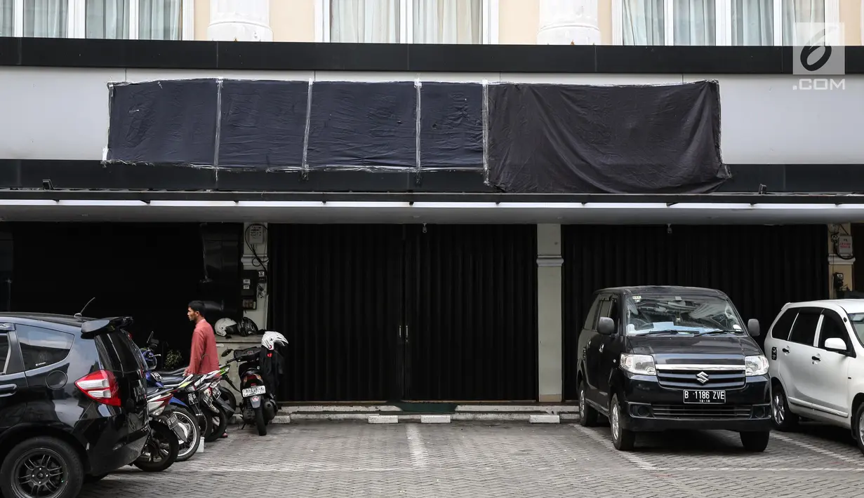 Papan nama di Kantor Pusat HTI sudah ditutup dengan kain berwarna hitam, Jakarta, Kamis (20/7). Pasca-pencabutan status badan hukum HTI di kantor itu tidak terlihat lagi aktivitas pengurus HTI. (Liputan6.com/Faizal Fanani)