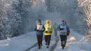 Sejumlah pelari ikut serta dalam maraton terdingin di dunia internasional pada suhu minus 53 derajat (-63,4 Fahrenheit) di dekat Oymyakon, republik Sakha, juga dikenal sebagai Yakutia, Timur Jauh Rusia, Sabtu, 22 Januari 2022. (AP/Ivan Nikiforov)