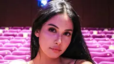 Adu akting antara Mischa Chandrawinata dan Estelle Linden dalam series baru berjudul Dilema banyak disorot para penggemar. Keduanya tampil mesra dalam akting. (Instagram/estelleelinden)