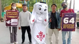 Antusiasme masyarakat Bekasi bertemu La'eeb sangat besar. Banyak yang mengabadikan momen bersama sang maskot Piala Dunia 2022 yang bakal hadir eksklusif di EMTEK Group. (Dok. SCM)