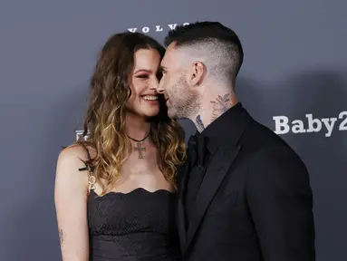 Adam Levine bersama istrinya Behati Prinsloo saat menghadiri Baby2Baby 10-Year Gala Presented By Paul Mitchell di Pacific Design Center di West Hollywood, California pada 13 November 2021. Vokalis Marron 5 tengah jadi sorotan lantaran kabar diduga berselingkuh dengan seorang  seleb TikTok bernama Sumner Stroh. (AFP/Michael Tran)