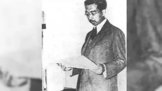 Kaisar Hirohito membaca 
